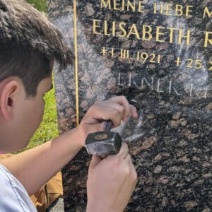 Ergänzung neuer Schriftzüge am Friedhof